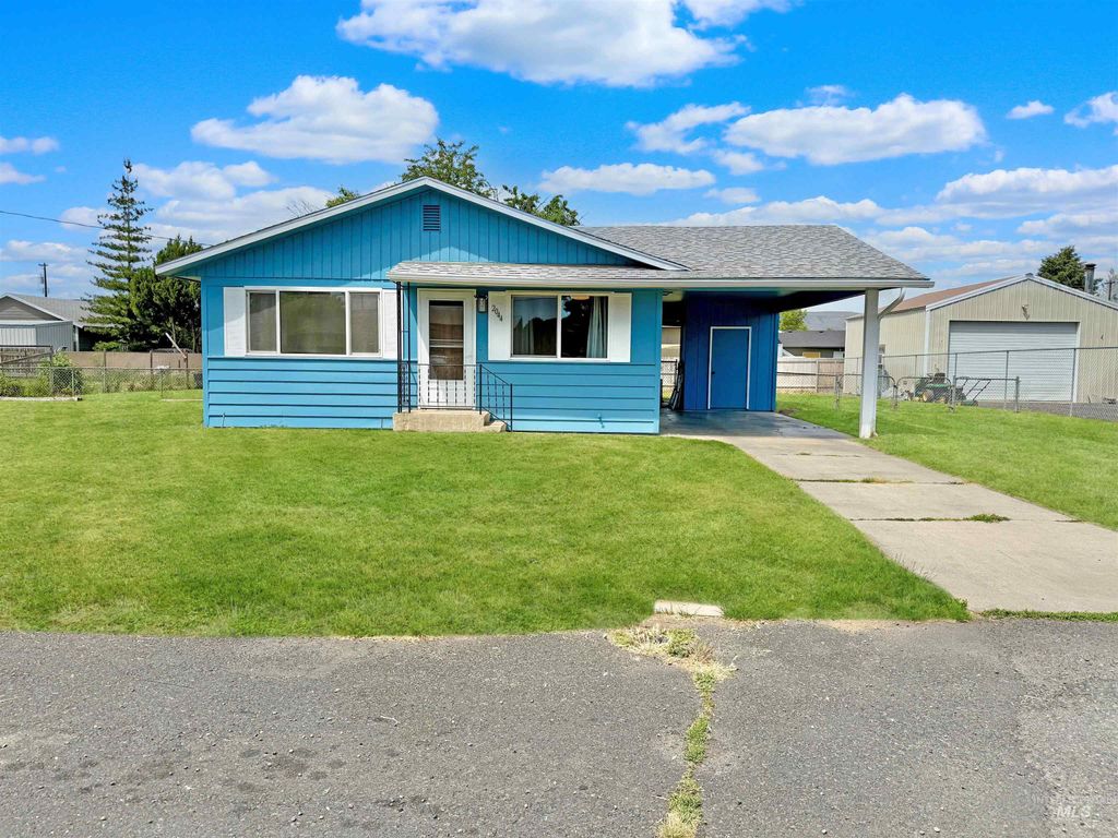 Photo of 2044 10th Ave, Clarkston, WA 99403 (MLS # 98987638)
