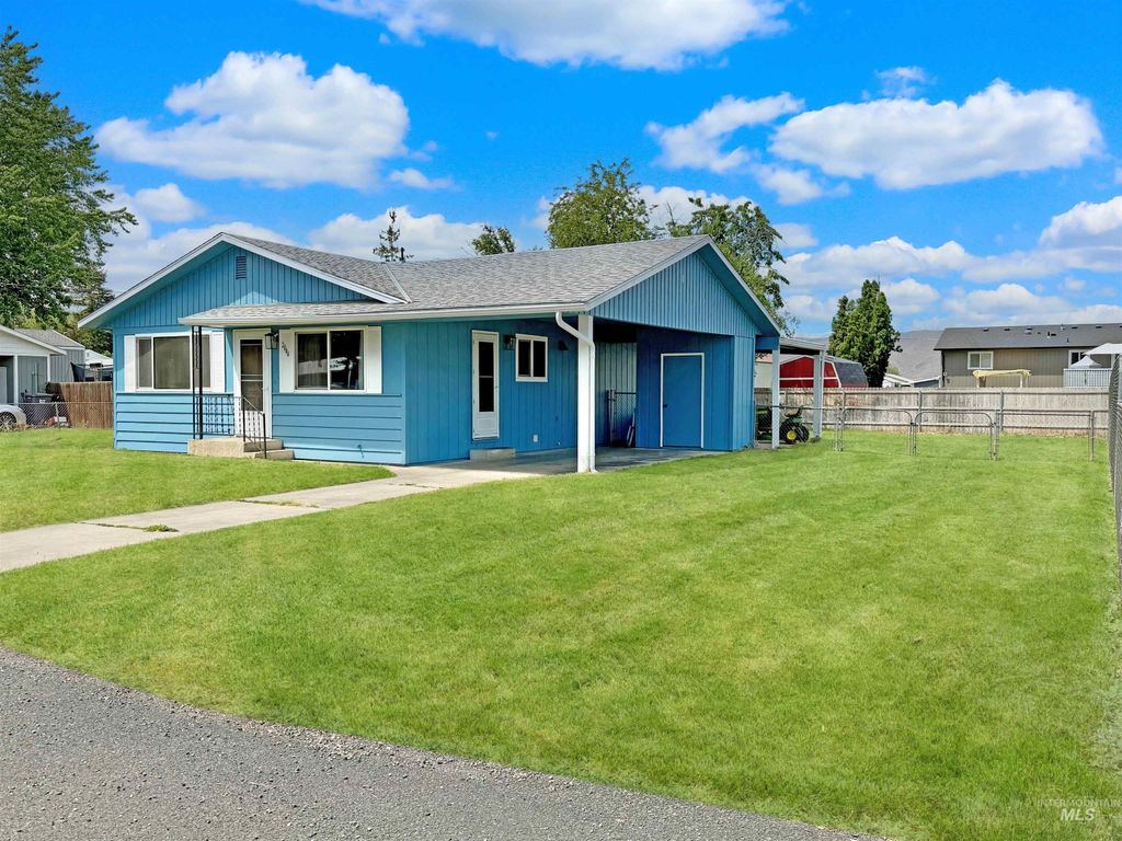 Photo of 2044 10th Ave, Clarkston, WA 99403 (MLS # 98987638)
