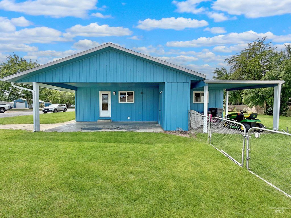 Photo of 2044 10th Ave, Clarkston, WA 99403 (MLS # 98987638)