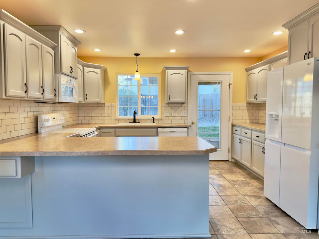 Photo of 830 Cypress St, Lewiston, ID 83501 (MLS # 98980032)