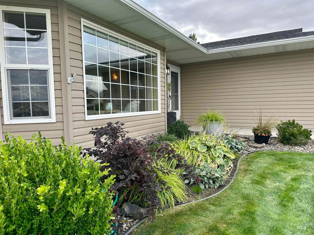 Photo of 830 Cypress St, Lewiston, ID 83501 (MLS # 98980032)