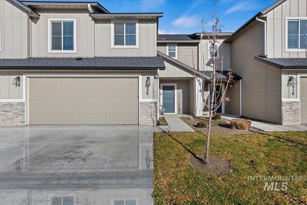 Photo of 926 W Woodpine St, Meridian, ID 83646 (MLS # 98970943)