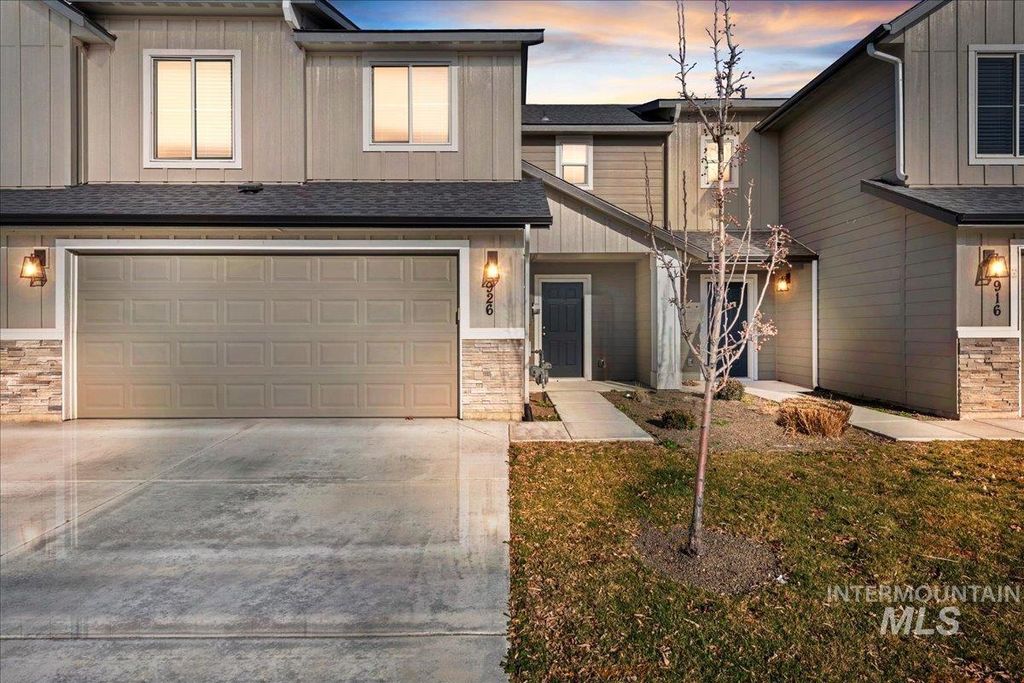 Photo of 926 W Woodpine St, Meridian, ID 83646 (MLS # 98970943)