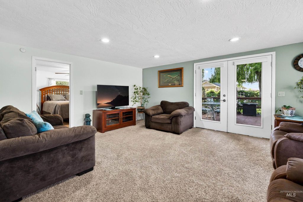 Photo of 930 N 11th St, Payette, ID 83661 (MLS # 98994299)