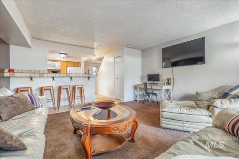 Photo of 269 N Eagle Glen Ln, Eagle, ID 83616 (MLS # 98970314)