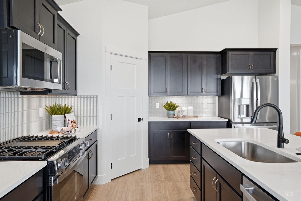 Photo of 1586 Sw Silverstone Ave, Mountain Home, ID 83647 (MLS # 98979460)