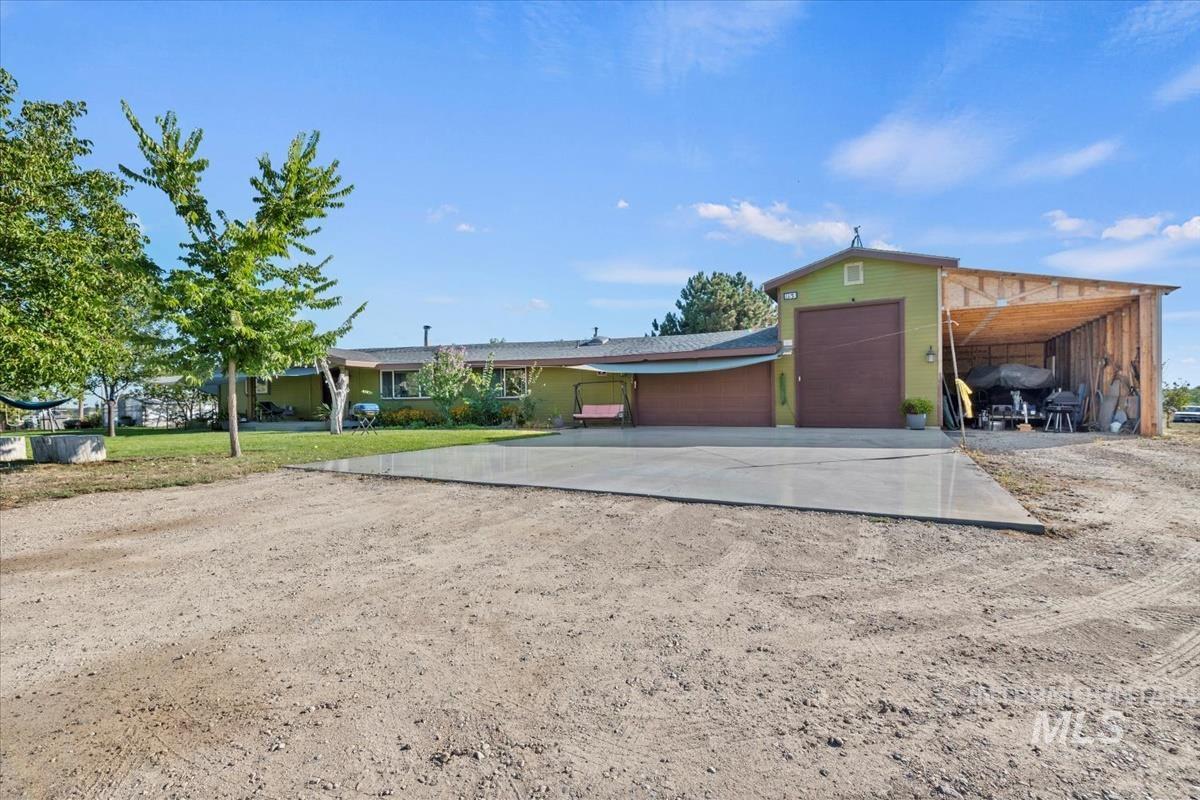 Single story home featuring dirt driveway