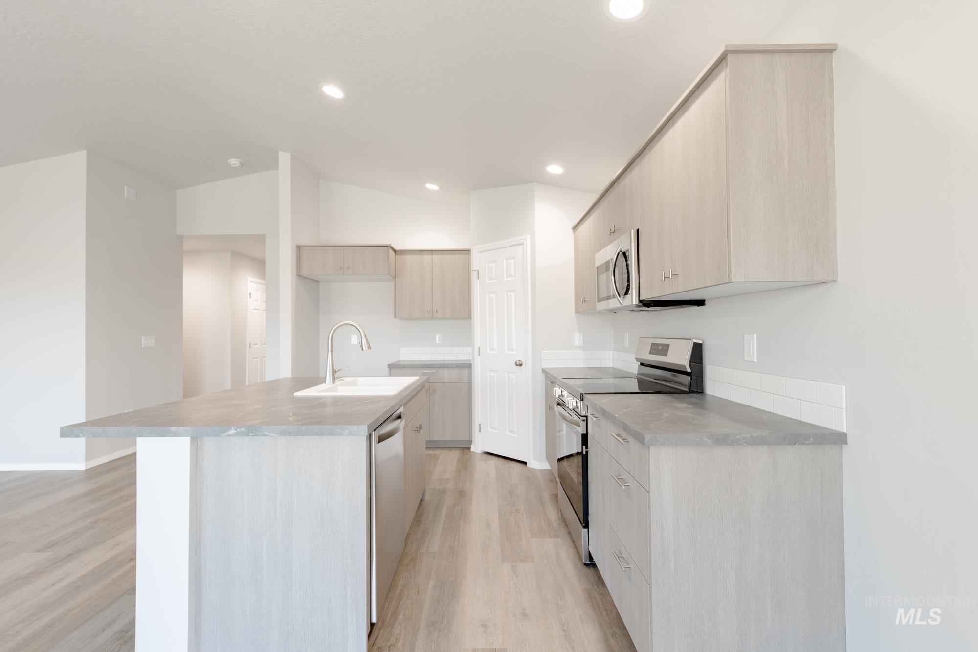 1080 Ellis River Ave