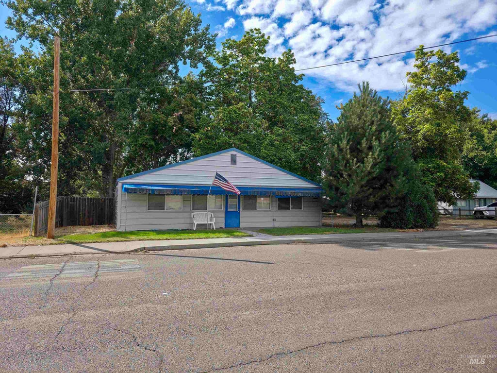Photo of 1215 W 7th St, Weiser, ID 83672 (MLS # 99001655)