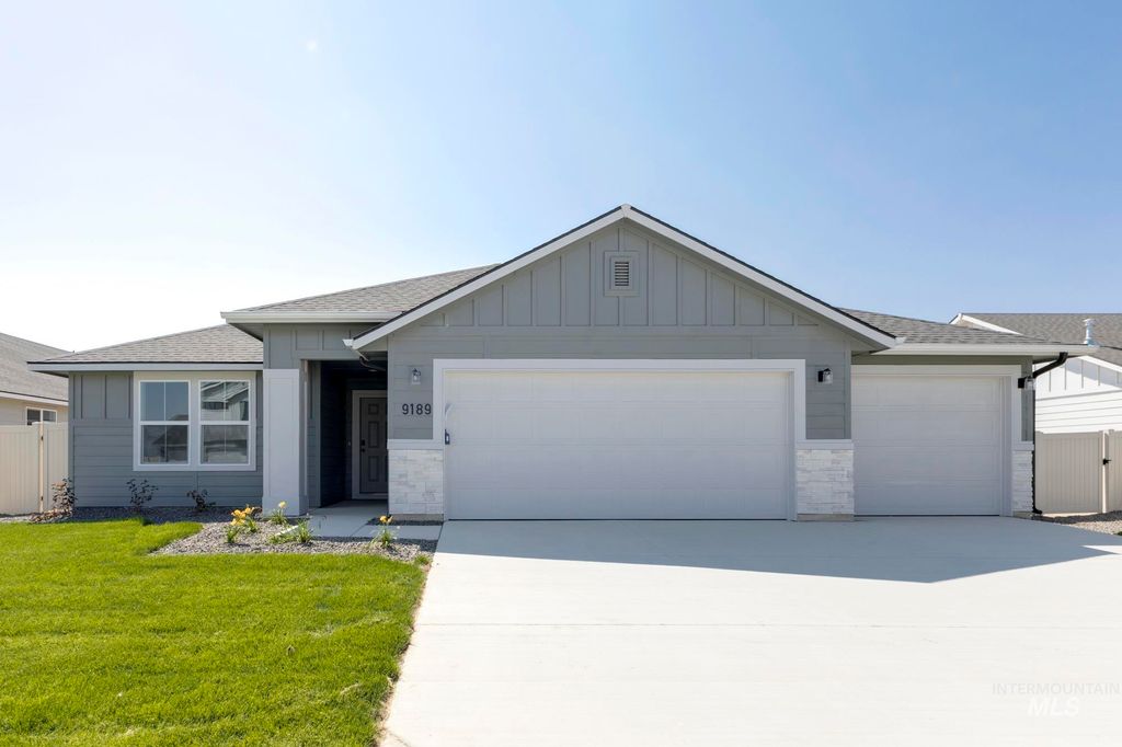 Photo of 979 NE Trailridge St, Mountain Home, ID 83647 (MLS # 98974759)