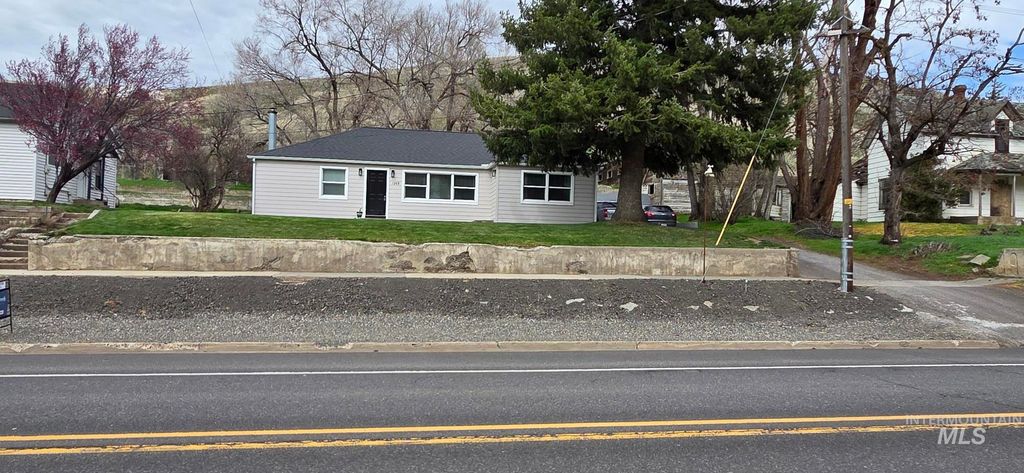 Photo of 1269 Main Street, Pomeroy, WA 99347 (MLS # 98977659)