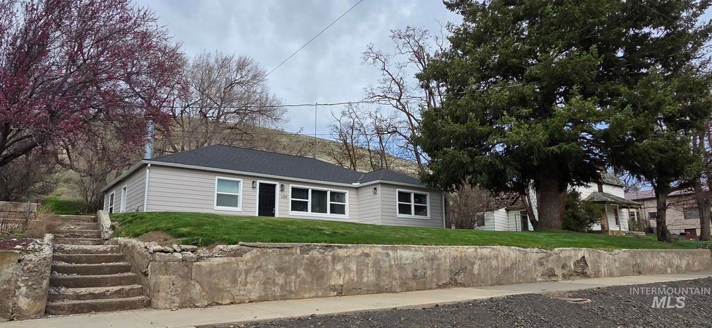 Photo of 1269 Main Street, Pomeroy, WA 99347 (MLS # 98977659)