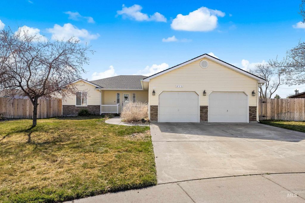 Photo of 215 NE Rosa Court, Mountain Home, ID 83647 (MLS # 98979437)