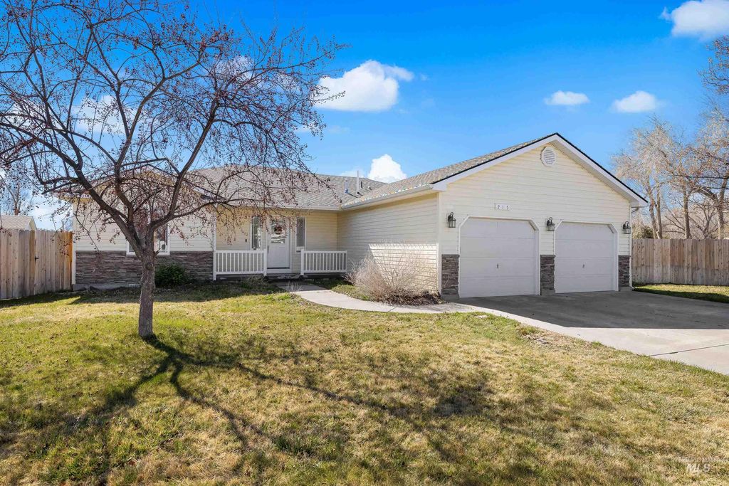 Photo of 215 NE Rosa Court, Mountain Home, ID 83647 (MLS # 98979437)