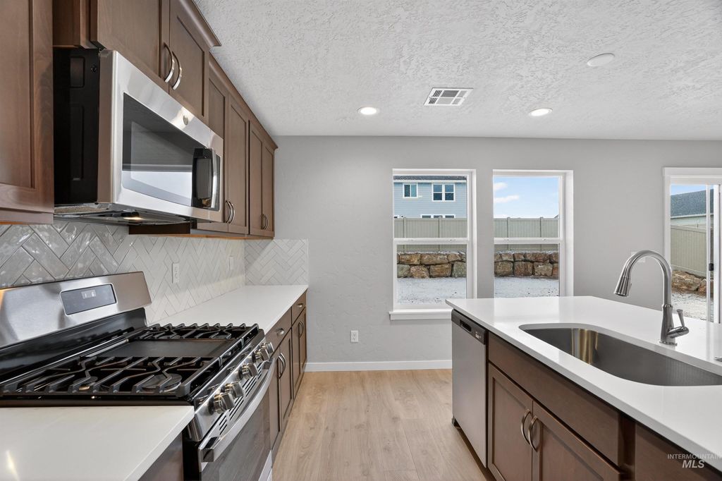 Photo of 1576 SW Silverstone Ave, Mountain Home, ID 83647 (MLS # 98976896)