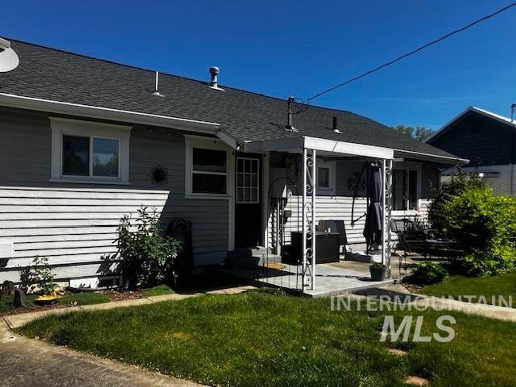 Photo of 1138 14th Avenue, Lewiston, ID 83501 (MLS # 98984702)
