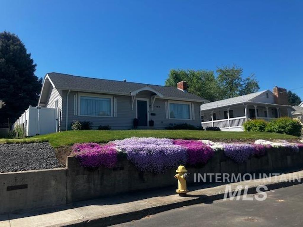 Photo of 1138 14th Avenue, Lewiston, ID 83501 (MLS # 98984702)
