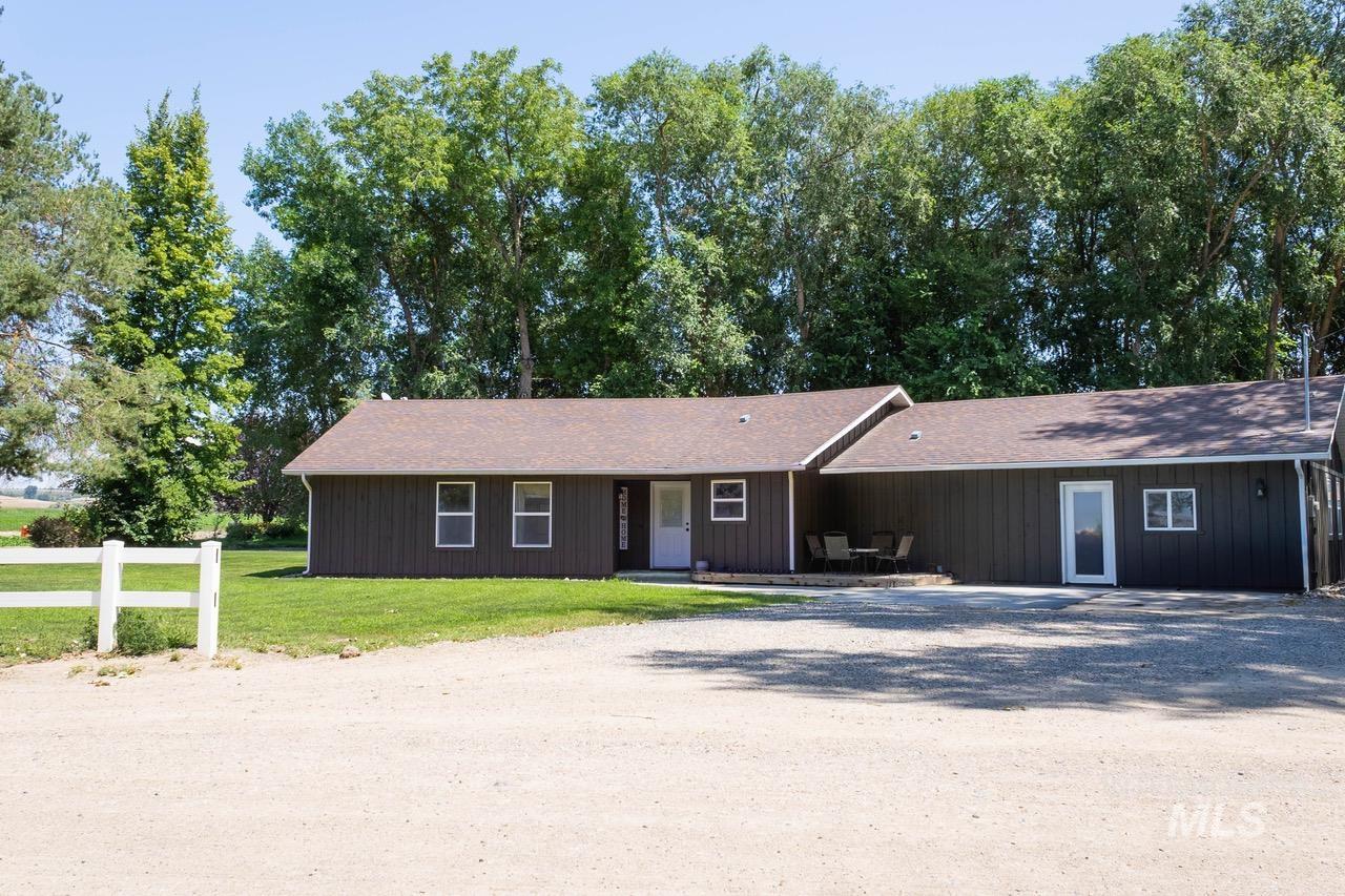 Ranch-style house with driveway, a shingled roof, and a front yard