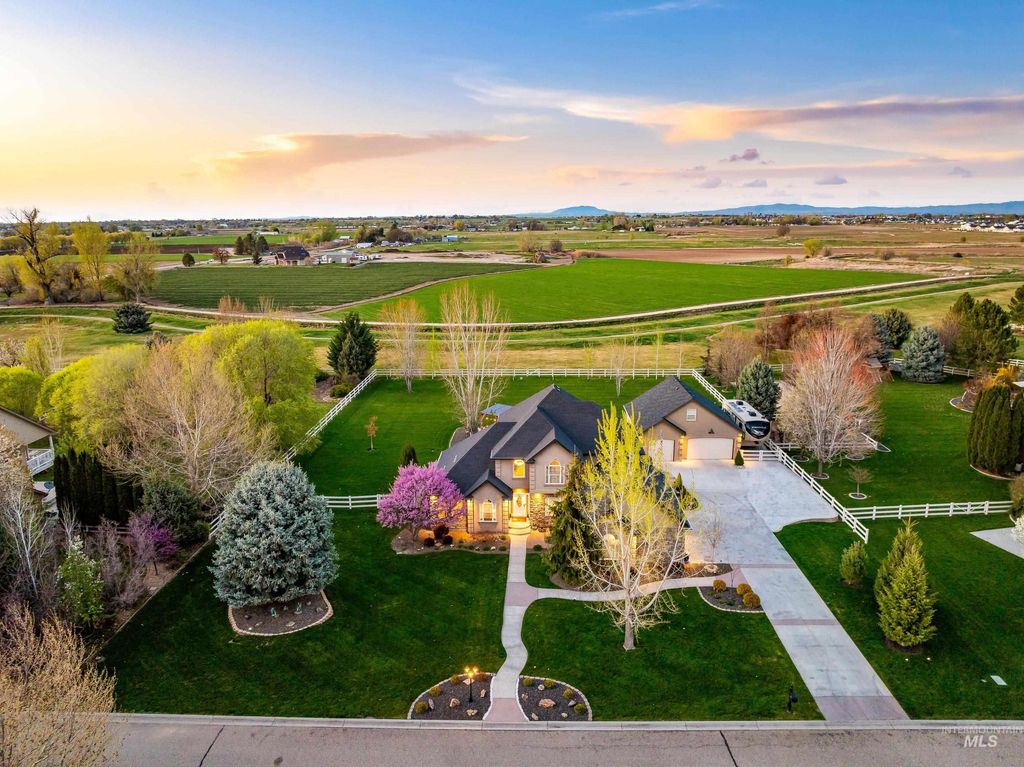 Photo of 4618 W Saddle Ridge Dr, Nampa, ID 83687 (MLS # 98981383)