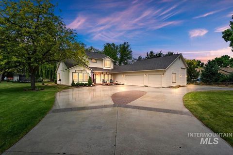 Photo of 2339 N Equestrian Place, Eagle, ID 83616 (MLS # 98986169)