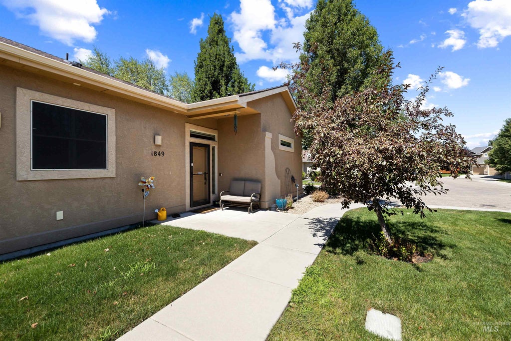 Photo of 1849 E Horse Creek Ct, Meridian, ID 83642 (MLS # 98990996)
