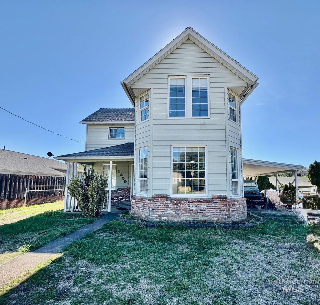 Photo of 1239 Sycamore Street, Clarkston, WA 99403 (MLS # 98963979)