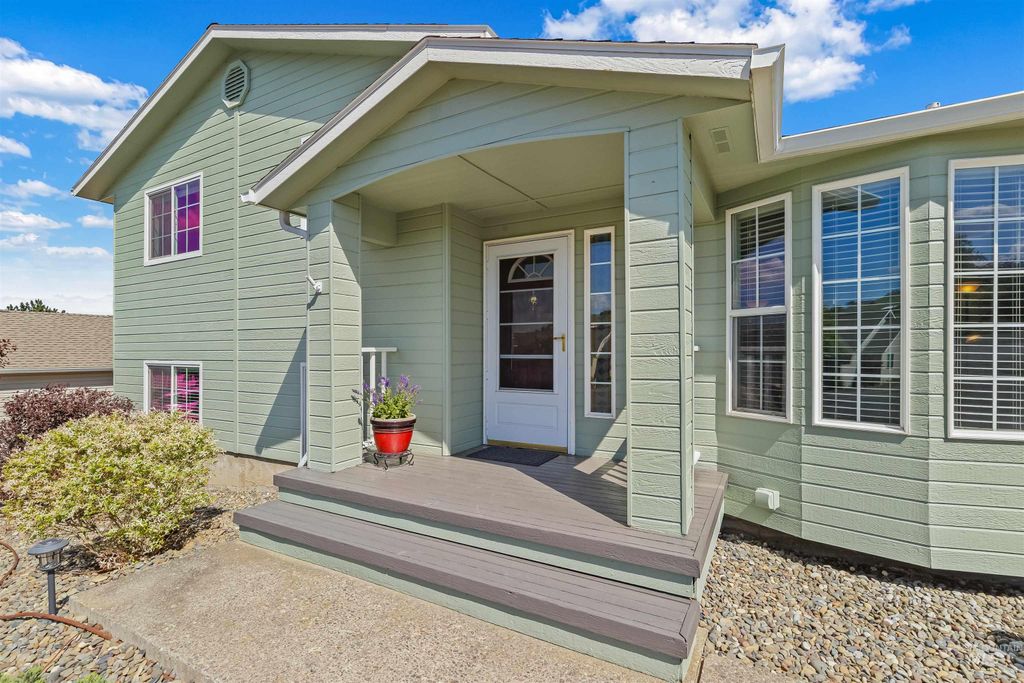 Photo of 2237 Chukar Lane, Clarkston, WA 99403 (MLS # 98985076)