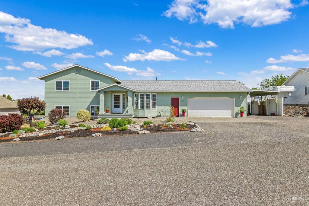 Photo of 2237 Chukar Lane, Clarkston, WA 99403 (MLS # 98985076)