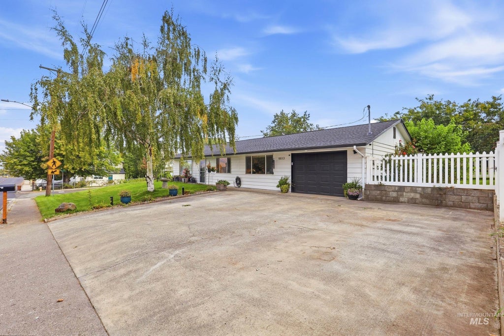 Photo of 1803 14th St, Lewiston, ID 83501 (MLS # 99001448)