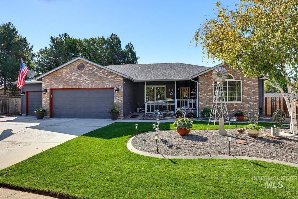 Photo of 723 Roberts Ave, Nampa, ID 83651 (MLS # 99004351)