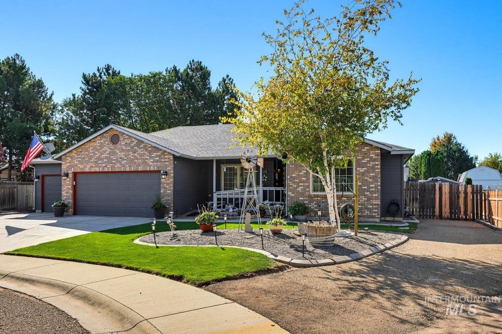 Photo of 723 Roberts Ave, Nampa, ID 83651 (MLS # 99004351)