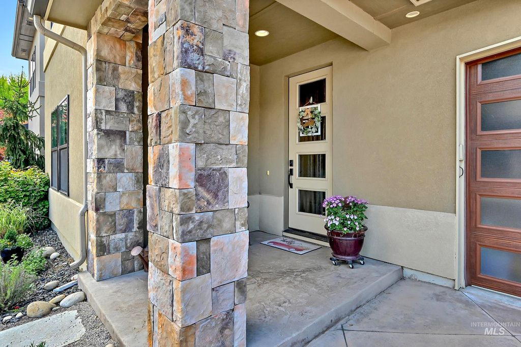Photo of 1227 E Spinnaker Ln, Boise, ID 83706 (MLS # 98984392)
