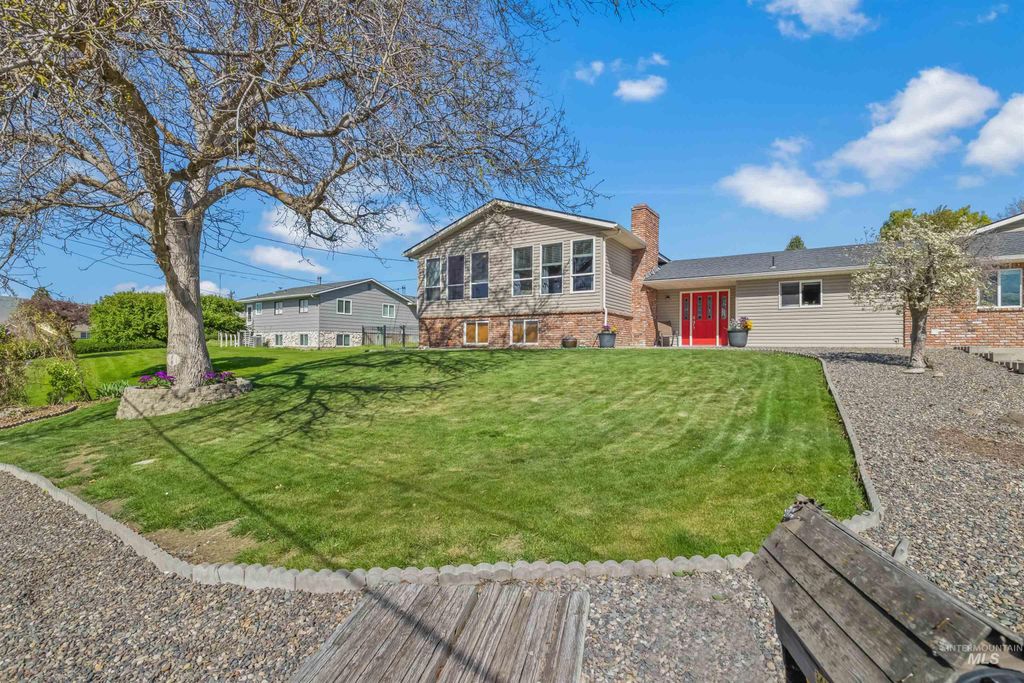 Photo of 3413 Bluebird Circle, Lewiston, ID 83501 (MLS # 98977393)