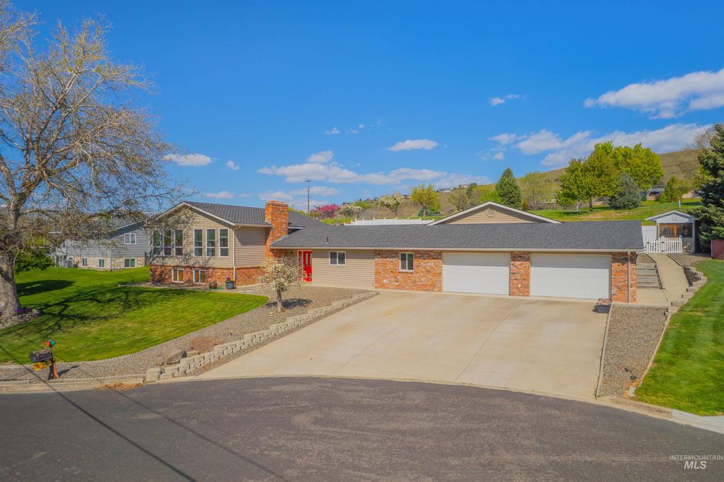 Photo of 3413 Bluebird Circle, Lewiston, ID 83501 (MLS # 98977393)