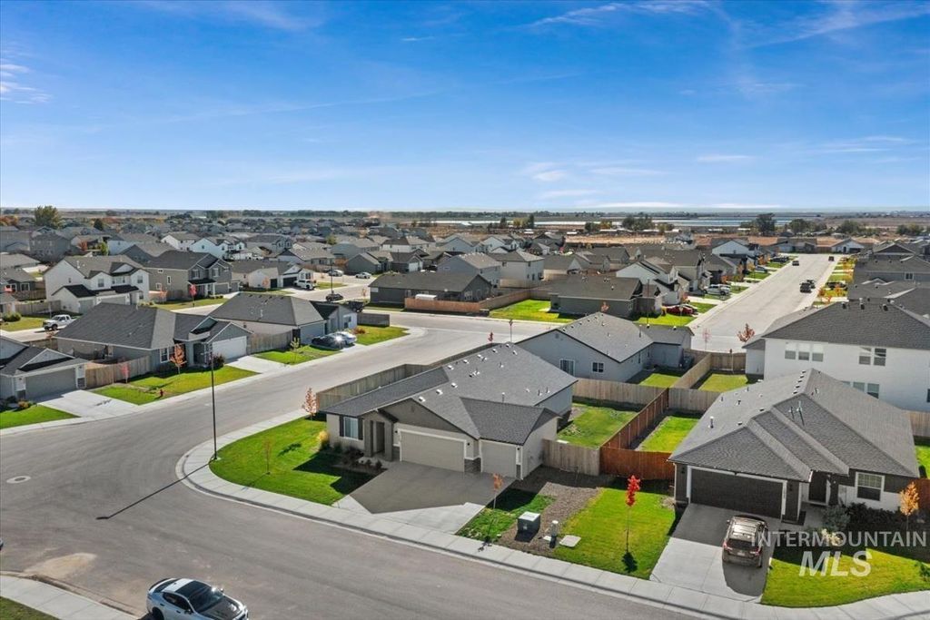 Photo of 1025 SW Sparrow Pl, Mountain Home, ID 83647 (MLS # 98965485)