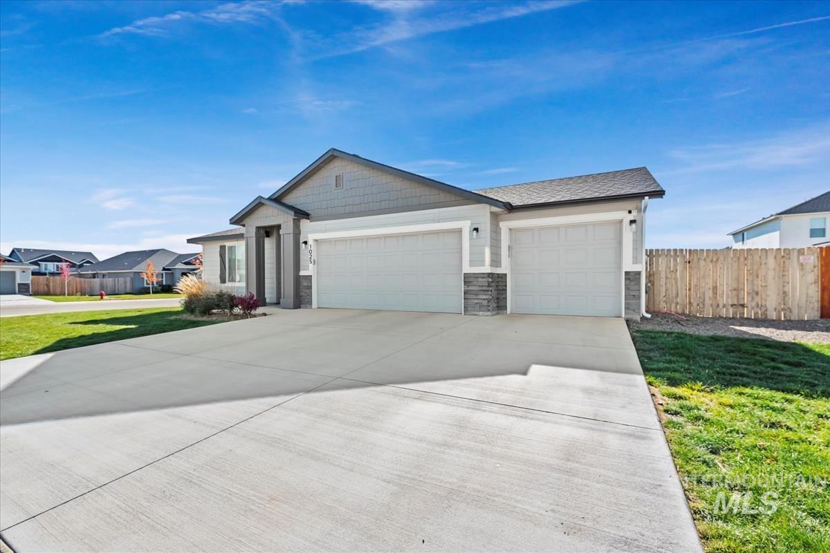 1025 SW Sparrow Pl