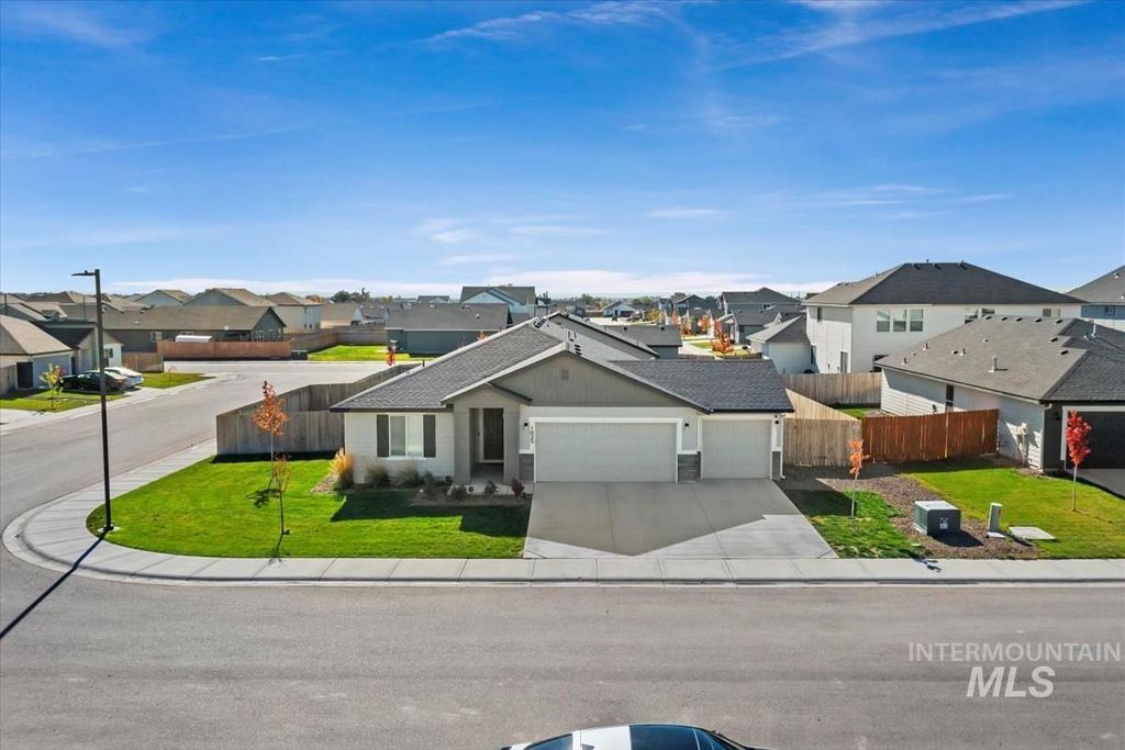 Photo of 1025 SW Sparrow Pl, Mountain Home, ID 83647 (MLS # 98965485)