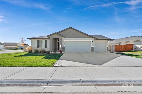 Photo of 1025 SW Sparrow Pl, Mountain Home, ID 83647 (MLS # 98965485)