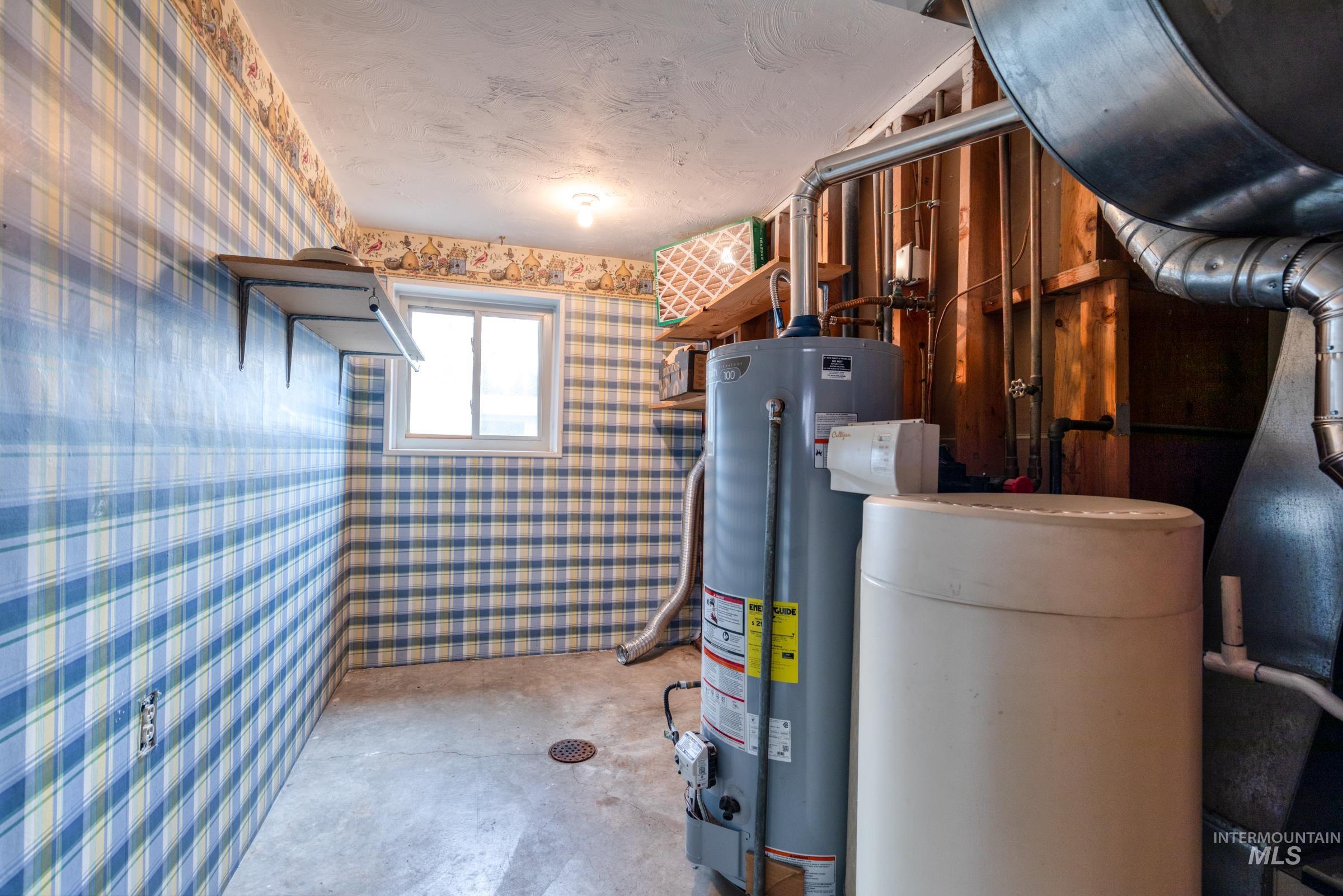 Utility room featuring gas water heater