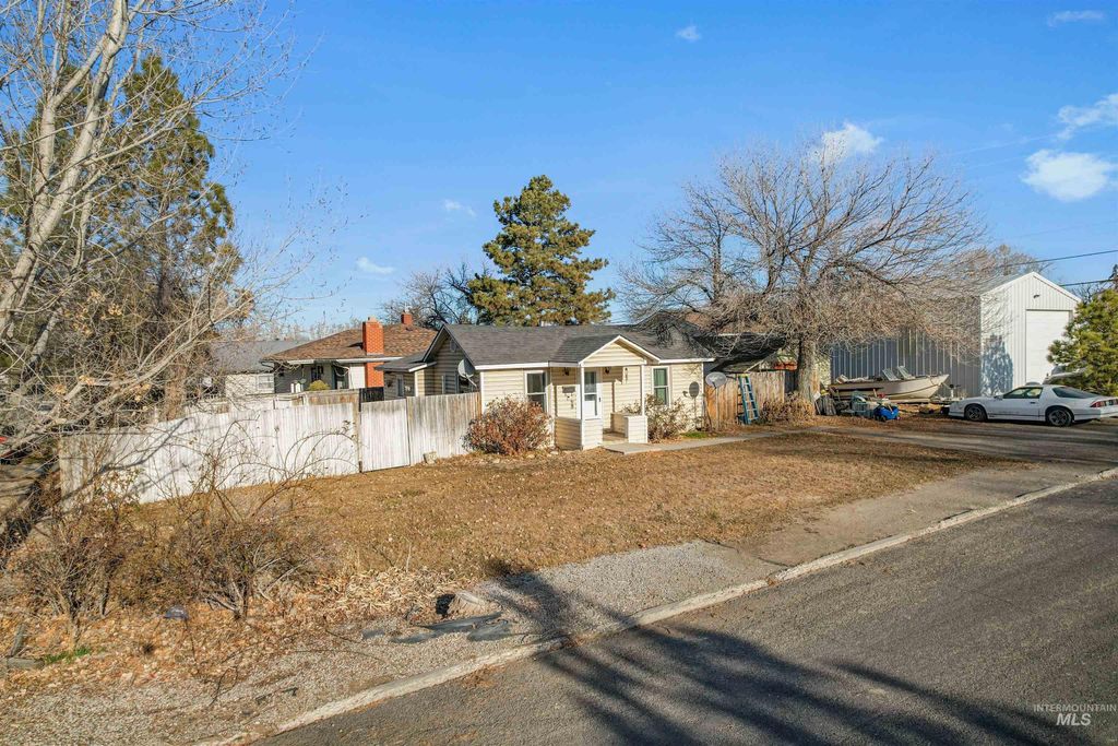 Photo of 300 14th Ave N, Buhl, ID 83316 (MLS # 98974180)