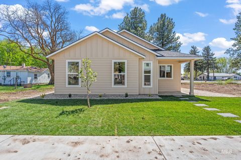 Photo of 780 S 3rd St, Mountain Home, ID 83647 (MLS # 98968800)