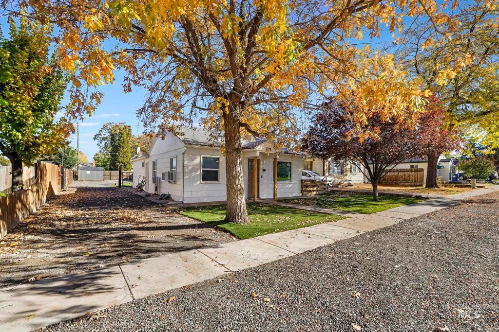 Photo of 809 Idaho Ave, Filer, ID 83328 (MLS # 98966011)