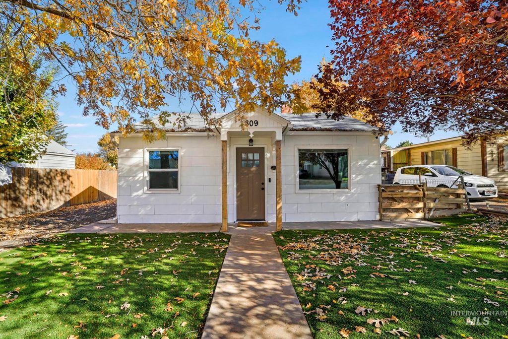 Photo of 809 Idaho Ave, Filer, ID 83328 (MLS # 98966011)