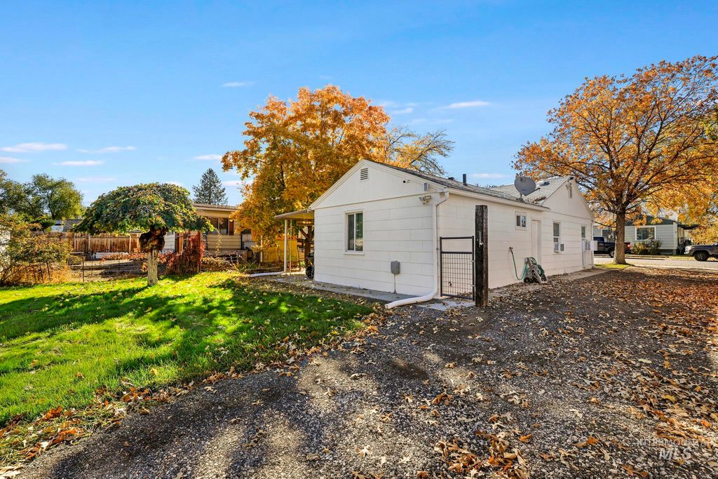 Photo of 809 Idaho Ave, Filer, ID 83328 (MLS # 98966011)