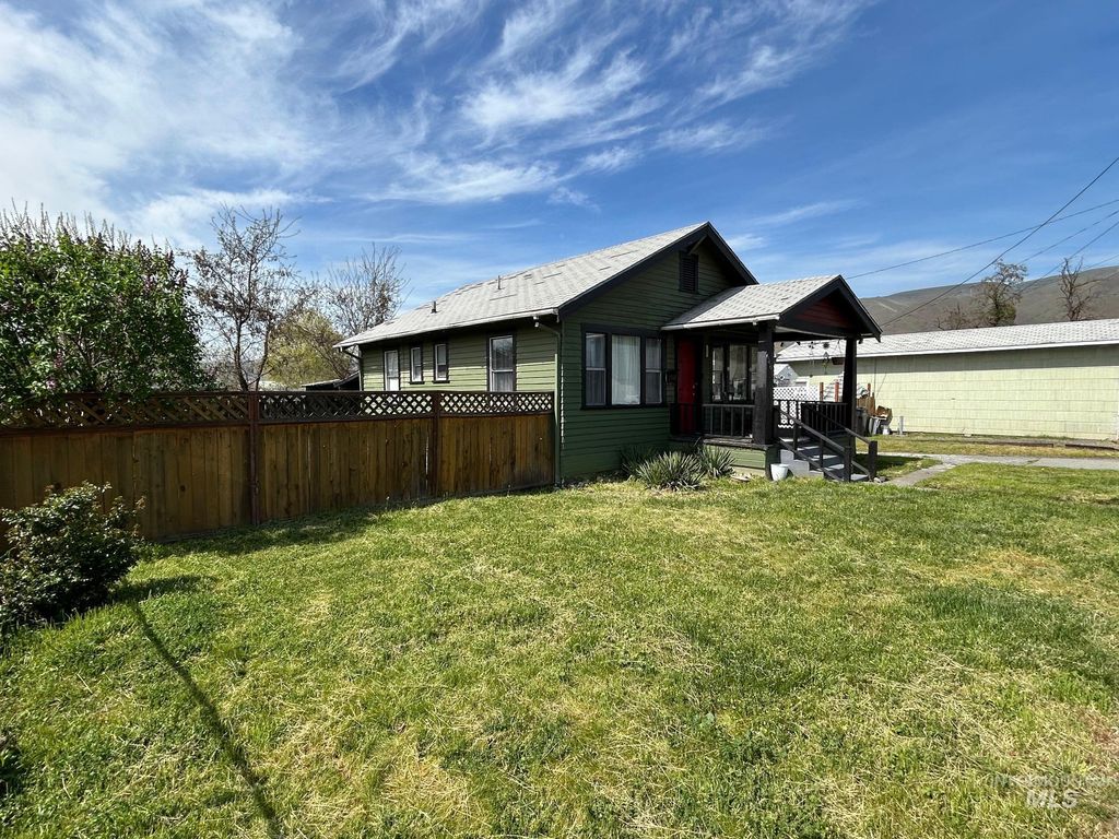 Photo of 646 13th Street, Clarkston, WA 99403 (MLS # 98981800)