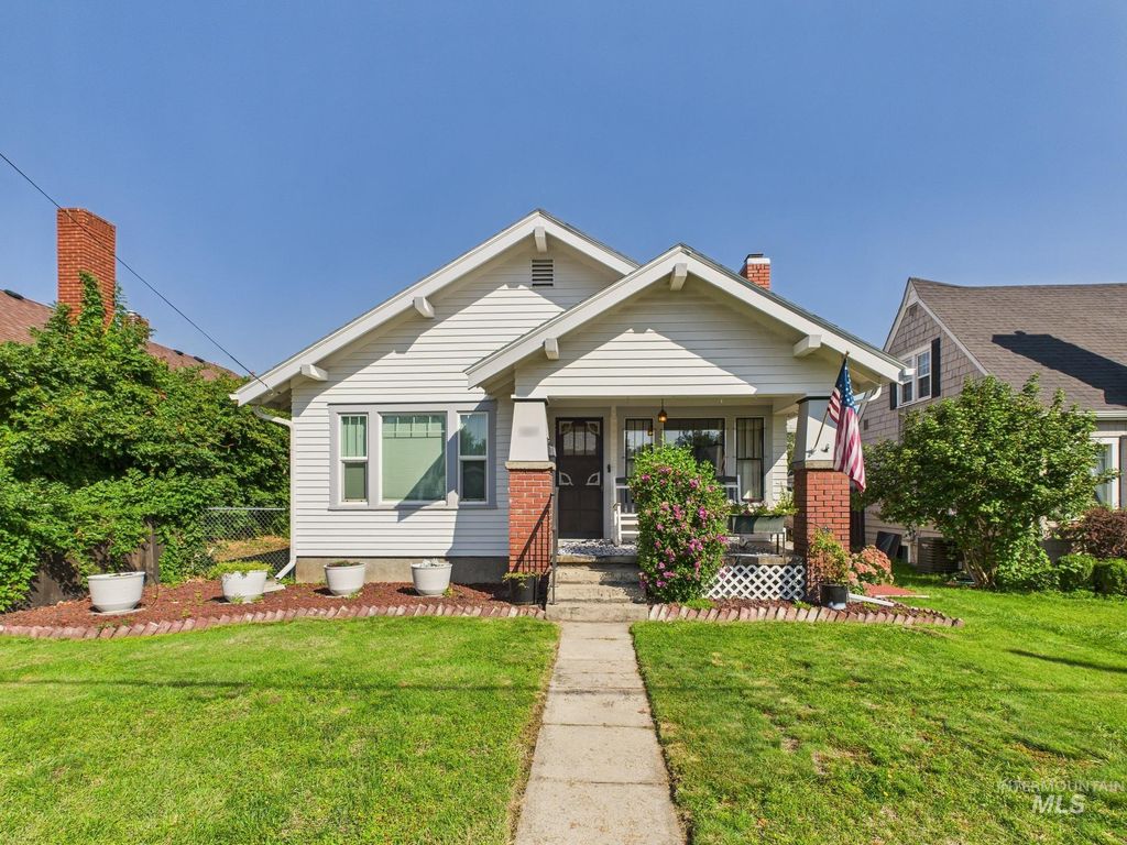Photo of 1217 12th Ave, Lewiston, ID 83501 (MLS # 98962372)