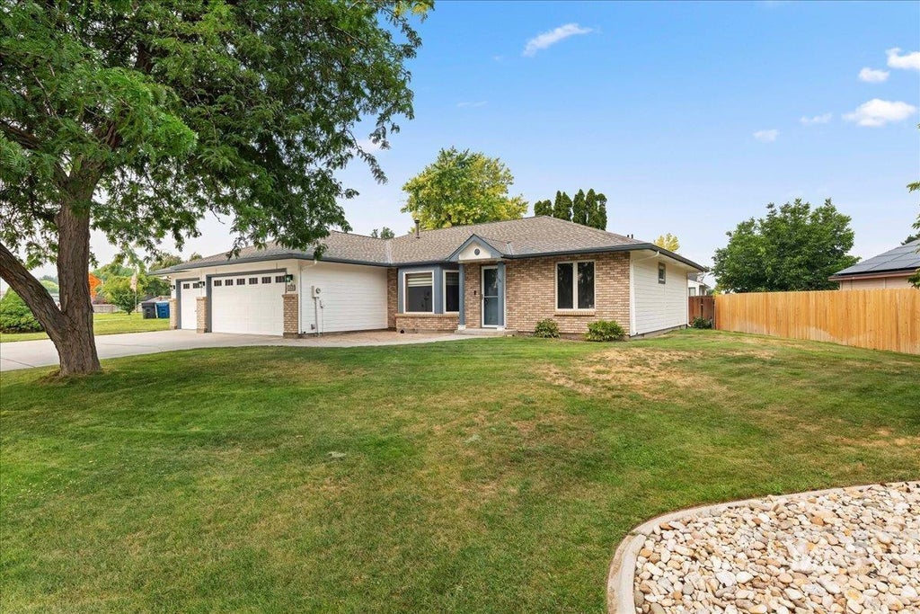 Photo of 1807 Scorpio Dr, Nampa, ID 83651 (MLS # 98994747)