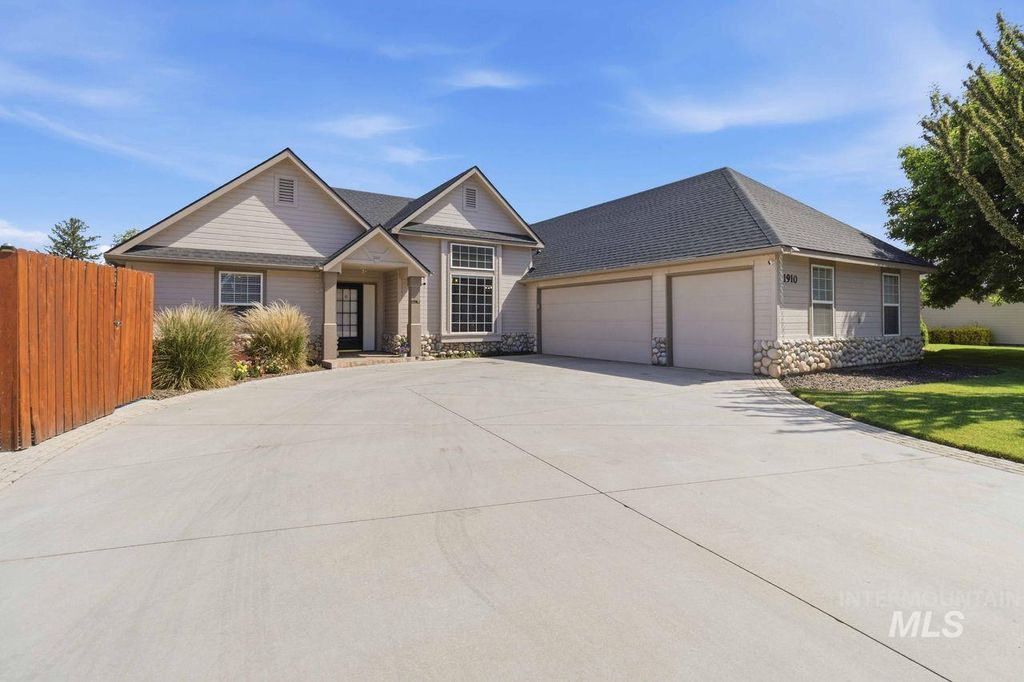Photo of 1910 W Roberts Ave, Nampa, ID 83651 (MLS # 98988513)