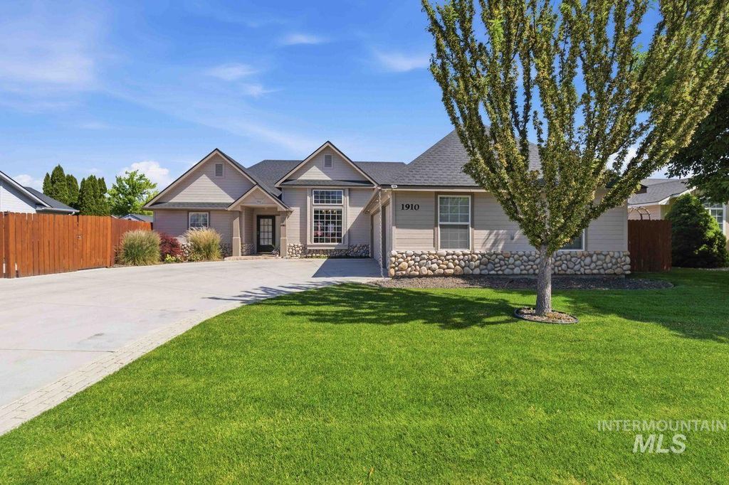 Photo of 1910 W Roberts Ave, Nampa, ID 83651 (MLS # 98988513)