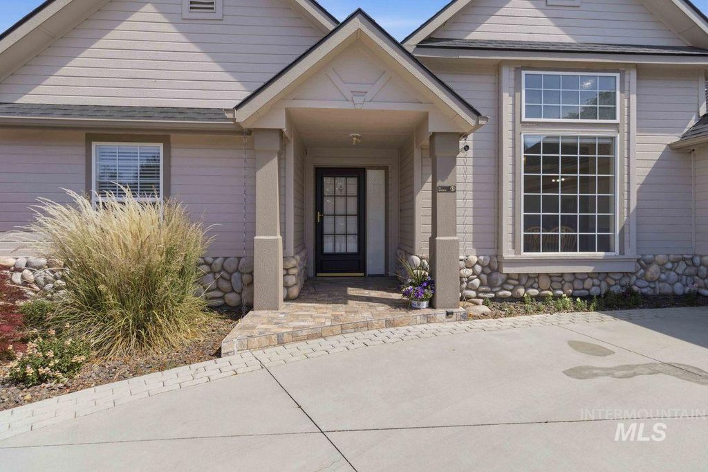Photo of 1910 W Roberts Ave, Nampa, ID 83651 (MLS # 98988513)